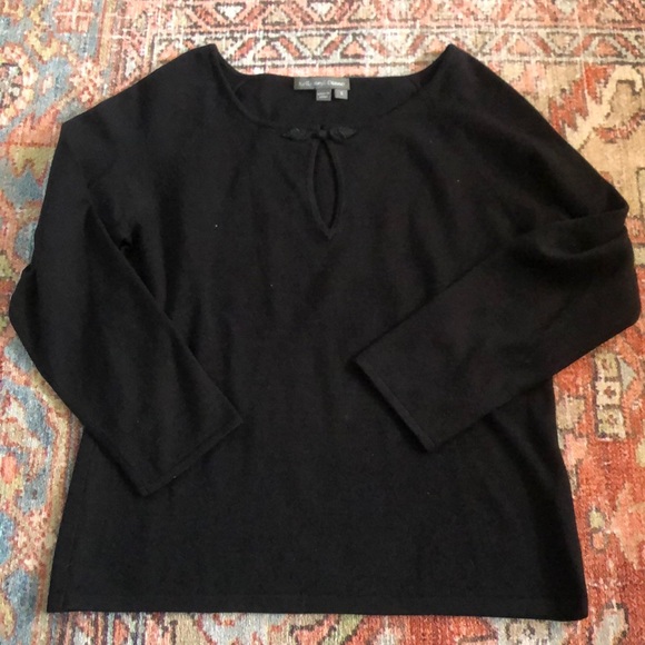 Black blouse with detailed button - Picture 1 of 3